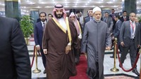 Putra Mahkota Saudi, Pangeran Mohammed bin Salman atau MBS, melakukan kunjungan resmi ke Mesir selama 3 hari. Dalam kunjungan ini, MBS menyempatkan diri menemui Imam Besar Masjid Al-Azhar Kairo, Sheikh Ahmed Mohamed el-Tayeb. Foto: The Egyptian Presidency/Handout via REUTERS