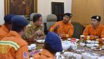 Momen Anies Menjamu Petugas Damkar DKI Makan Siang