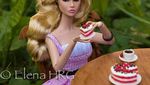 Wouw! 10 Pose Boneka Barbie dengan Miniatur Makanan Ini Bikin Gemas!