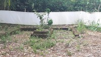 Pemagaran itu dilakukan sebagai simbol penolakan mereka terhadap pembangunan tol Serpong-Balaraja yang menyentuh pemakaman tersebut.