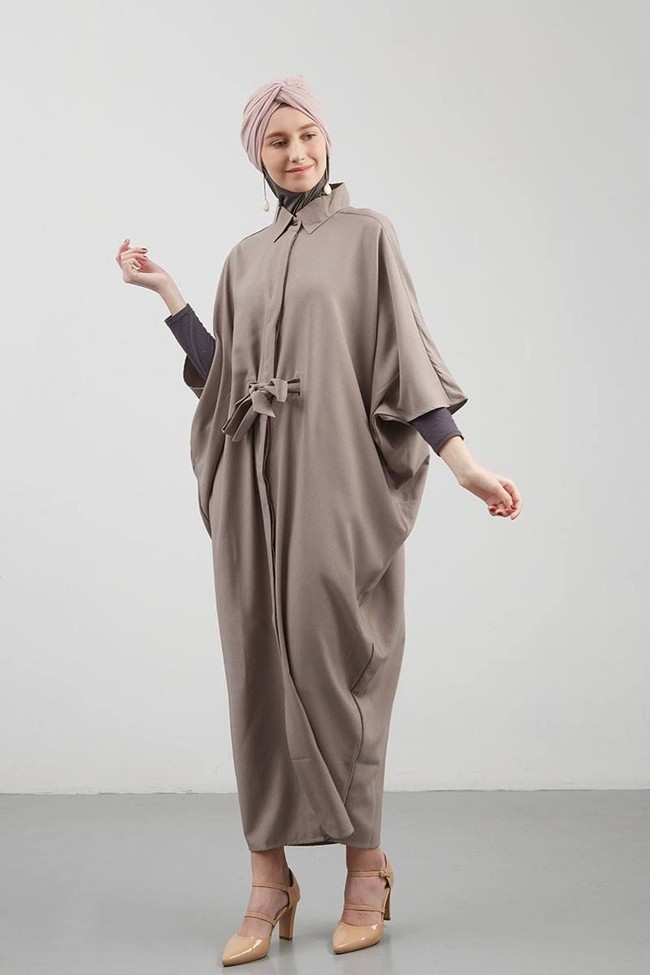 Mirip dengan gamis, kaftan juga merupakan busana terusan panjang hingga mata kaki. Bedanya, kaftan memiliki potongan kelelawar atau loose tanpa titik bahu. Jika awalnya kaftan hanya menggunakan kain sejenis chiffon, kini sudah banyak kaftan berbahan katun hingga kaos. Foto: Hijabenka