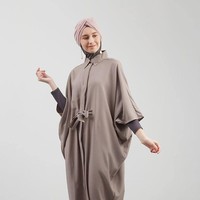 Mirip dengan gamis, kaftan juga merupakan busana terusan panjang hingga mata kaki. Bedanya, kaftan memiliki potongan kelelawar atau loose tanpa titik bahu. Jika awalnya kaftan hanya menggunakan kain sejenis chiffon, kini sudah banyak kaftan berbahan katun hingga kaos. Foto: Hijabenka