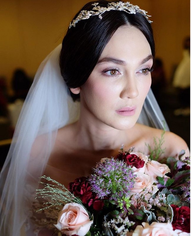 Wajah Luna yang sudah flawless hanya ditambah sedikit foundation dengan makeup keseluruhan bernuansa pink muda. Luna sendiri yang meminta makeup yang sangat natural dengan tema makeup ala Korea dan Jepang. Sang makeup artist mengaku bahwa makeup pengantin internasional yang dibubuhkan ke artis 34 tahun itu hanya butuh 15 menit. Foto: Dok. Instagram/lunamaya
