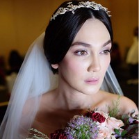 Wajah Luna yang sudah flawless hanya ditambah sedikit foundation dengan makeup keseluruhan bernuansa pink muda. Luna sendiri yang meminta makeup yang sangat natural dengan tema makeup ala Korea dan Jepang. Sang makeup artist mengaku bahwa makeup pengantin internasional yang dibubuhkan ke artis 34 tahun itu hanya butuh 15 menit. Foto: Dok. Instagram/lunamaya