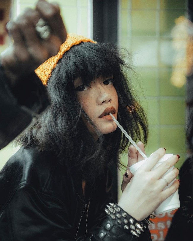 Penampilan Dylan Sada dengan makeup yang memperlihatkan freckles atau bintik-bintik kecil di wajahnya. Foto: Instagram