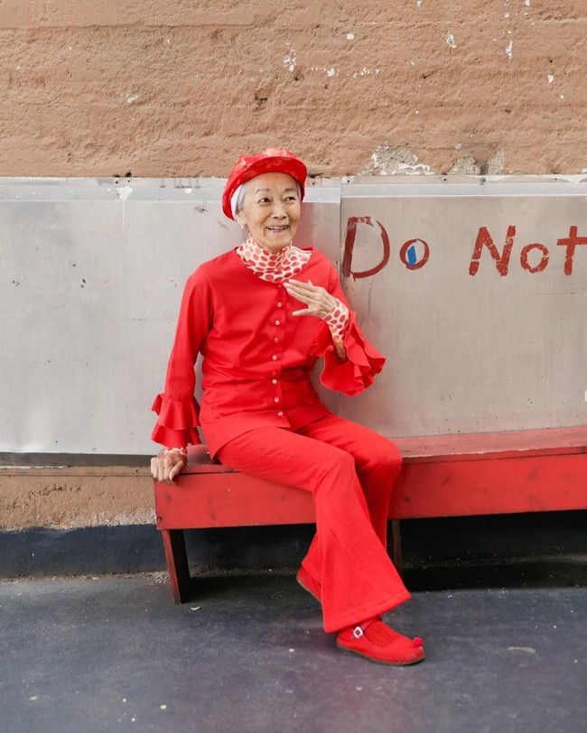 Nenek bernama Dorothy ini tampil stylish dengan busana serba merah. Dia mengaku selalu menjahit bajunya sendiri.  Foto: Instagram (Chinatown Pretty)