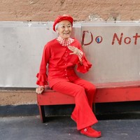 Nenek bernama Dorothy ini tampil stylish dengan busana serba merah. Dia mengaku selalu menjahit bajunya sendiri.  Foto: Instagram (Chinatown Pretty)