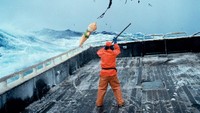 Tak percaya dengan ganasnya Bering Sea? Ini dia salah satu potret yang menunjukkan gelombang besar Bering Sea. Foto: Corey Arnold