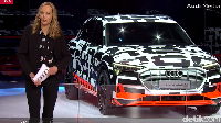 Dalam presentasi yang berlangsung singkat di pameran Geneva Motor Show, CEO Audi Rupert Stadler mengatakan Audi e-tron merupakan mobil listrik SUV pertama Audi. Foto: Audi