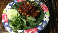 Bosan dengan sate ayam biasa? Yang ini namanya sate ayam pedas manis. Sate ayam yang sudah matang kemudia disajikan bersama sambal terasi pedas manis dan lalapan segar. Foto: Instagram