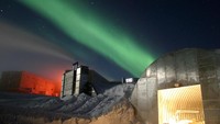 Meski cuaca ekstrem, para ilmuwan di Amundsen-Scott South Pole Station bakal melihat lanskap alam yang indah. Seperti salah satunya, melihat fenomena Aurora (Amundsen-Scott South Pole Station/Facebook)