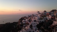 Hampir dua juta orang berkunjung ke Santorini, Yunani pada tahun 2017 dan sebanyak 850.000 kapal pesiar lego di kalderanya. Para penumpangnya hanya tinggal selama beberapa jam, bukan berhari-hari (CNN Travel)