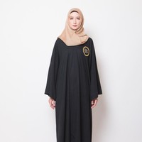 Mirip dengan kaftan, abaya juga merupakan busana terusan hingga mata kaki. Bedanya, abaya tetap memiliki titik bahu dan tidak berlengan kelelawar seperti kaftan. Abaya juga berasal dari Timur Tengah. Warnanya biasanya tak jauh dari hitam, abu-abu, dan putih. Foto: Vivi Zubedi Official