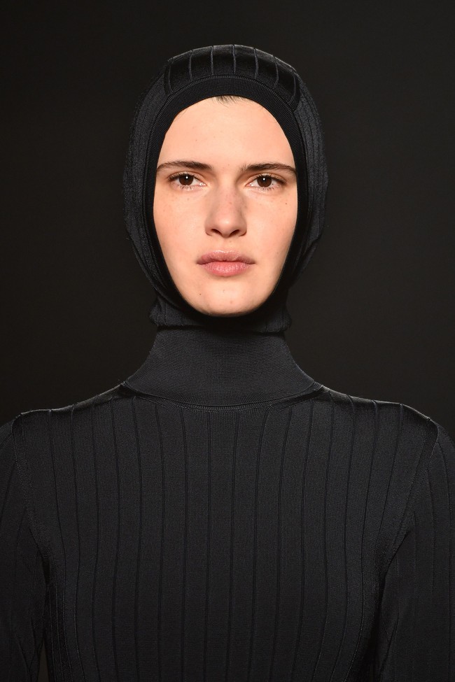 Maka tak heran, jika para pecinta fesyen cukup terkejut ketika koleksi Lanvin di Paris Fashion Week Fall/Winter 2018/2019 menunjukkan desain penutup kepala yang menyerupai hijab. Foto: Pascal Le Segretain/Getty Images