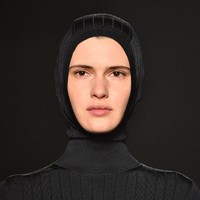 Maka tak heran, jika para pecinta fesyen cukup terkejut ketika koleksi Lanvin di Paris Fashion Week Fall/Winter 2018/2019 menunjukkan desain penutup kepala yang menyerupai hijab. Foto: Pascal Le Segretain/Getty Images