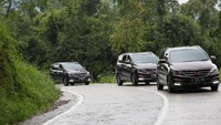 Tanjakan pun dengan mudah dilahap Wuling Cortez.