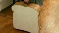 Bikin lapar, seorang traveler punya koper unik berbentuk roti tawar. (Imgur)