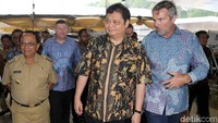 Menteri Perindustrian Airlangga Hartanto didampingi CEO AustAsia Dairy Group Edgar Collins meninjau peternakan sapi perah.