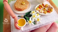 Boneka barbie yang satu ini sarapan pakai pancake, kue kering, dan jus jeruk. Duh, boneka barbie aja sarapannya sehat. Foto: Instagram @sweetminidollhouse