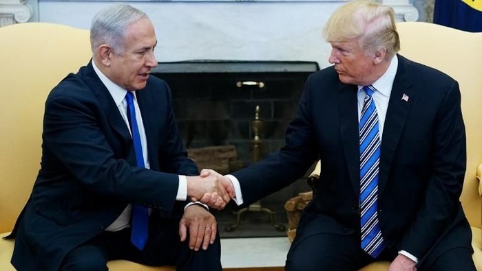 US President Donald Trump meets with Israeli Prime Minister Benjamin Netanyahu as his wife Sara(L) and First Lady Melania Trump(R) look on at the White House on March 5, 2018 in Washington,DC.
Trump has offered unswerving support for Israel and its government, and the two leaders were sure to discuss his recognition of Jerusalem as the Israeli capital, a controversial move that received an extra boost Monday when Guatemala announced it too was moving its embassy from Tel Aviv to Jerusalem. / AFP PHOTO / Mandel NGAN