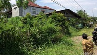 Kisah lain, warga yang memaksa meningkatkan rumahnya malah meninggal karena kecelakaan. Selain itu, sambung Agus, ada juga yang usahanya bangkrut dan rumah tangga hancur.