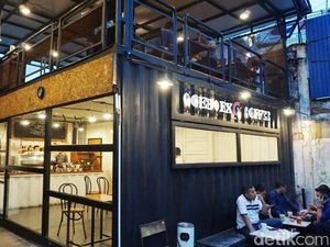Goeboex Coffee: Segarnya Es Kopi Susu Kampung dan Dori Sambal Matah