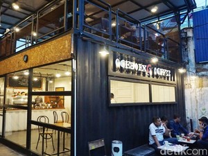 Goeboex Coffee: Segarnya Es Kopi Susu Kampung dan Dori Sambal Matah