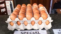 Telur raksasa yang disebut babushka ini dihasilkan seekor ayam yang dibiakkan tanpa kandang (free range) di peternakan Stockmans Eggs yang ada di kawasan Atherton Tablelands, Cairns Barat, Queensland. Foto: Facebook/Stockmans Eggs