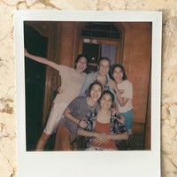 Di foto ini, Putri dan Selly terlihat sedang berkumpul dengan ibu dan ayahnya. Foto: Instagram Putri/Selly/Sitha Marino