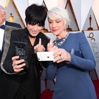 Usia boleh senja, tapi Diane Warren dan Helen Mirren tetap punya jiwa anak muda. Mereka berpose selfie sambil mengacungkan jari tengah. Tapi pose ini sebaiknya jangan ditiru ya, guys! Foto: Getty Images