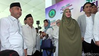 Charlie Van Houtten juga terlihat di antara artis dan pelawak yang hadir.