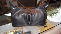 Tas tangan ini dinilai cocok untuk mempercantik penampilan perempuan. Tapi kalau dilihat secara seksama, tas ini punya model nyeleneh seperti kelamin wanita. (Imgur)