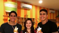 Yg mana marcel yg mana mischa? Yg tgh siapa ya?, tanya Marcel. Kompak ya mereka makan es krim bareng? Foto: Instagram marcelchandra