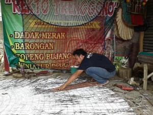 Kisah Yudi, Pemuda Ponorogo yang Menekuni Kerajinan Reog
