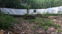 Itu sengaja dikasih pagar karena menolak pembangunan tol. Kain kafan dipasang setelah warga tahu pembangunan tol kena makam, kata warga setempat, Wardoyo, saat ditemui, Selasa (6/3/2018).