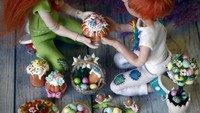 Kreasinya kali ini dibuat untuk merayakan Hari Paskah. Ceritanya dua barbie ini saling berbagi makanan khas Paskah. Foto: Instagram @sweetminidollhouse