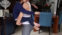 Dengan menggendong anaknya London dan Alric, itu sudah menjadi beban untuk melakukan variasi gerakan squat. (Foto: Instagram/wulanguritno) 