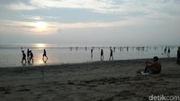 Perlahan, matahari mulai turun ke peraduan. Semburan jingga tergambar jelas di antara langit Bali dan memantul ke lautan. Cantik (Bonauli/detikTravel)