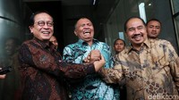 Ketua KPK Agus Rahardjo (tengah) bersama Kepala PPATK Kiagus Ahmad Badaruddin (kanan) dan Wakil Kepala PPATK Dian Ediana Rae memberi keterangan pers usai pertemuan KPK dan PPATK di Gedung KPK, Jakarta, Selasa (6/3/2018).