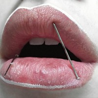 Di foto ini bibir berhias jarum. Foto: Instagram/Milan Bauranov