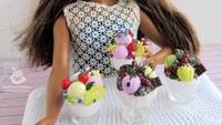 Paduan yang pas! Miniatur makanan mini dan boneka barbie. Terlihat seperti es krim sungguhan, kan? karena bentuknya tiga dimensi.  Foto: Instagram @sweetminidollhouse