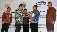 Hadir dalam penandatanganan tersebut, (foto3 kiri-kanan) Sekjen MK, Guntur Hamzah,  Ketua Komisi Yudisial Aidul Fitriciada Azhari, Ketua MK Arief Hidayat, Ketua LPSK Abdul Haris Semendawa dan Ketua BPKP Ardan Adiperdana.