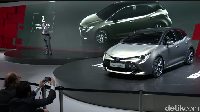 President and CEO, Toyota Motor Europe Johan Van Zyl. memperlihatkan Auris terbaru di Geneva Motor Show. Foto: Toyota