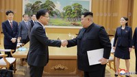 Pada 5 Maret lalu, Pimpinan Korut Kim Jong-Un menemui 10 delegasi Korea Selatan di Pyongyang. Mereka adalah pejabat Korsel pertama yang menemui Kim Jong-Un. (Foto: KCNA/via Reuters)