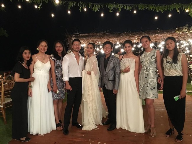 Dua adik Putri Marino adalah Selly Marino dan Sitha Marino. Mereka hadir dalam pernikahan Putri dan Chicco sebagai pengiring pengantin. Foto: Instagram Putri/Selly/Sitha Marino