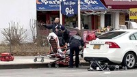 Polisi menjelaskan, sebuah mobil tiba-tiba menyeberang ke arah berlawanan dan mulai menabrak kendaraan yang terparkir. Dua orang anak kecil dilaporkan meninggal akibat insiden ini. (Foto: Dok. Twitter Leah Finnegan via ABC News)