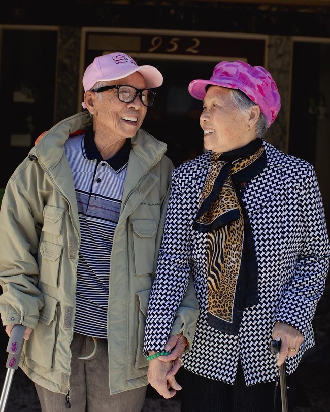 Valerie Luu dan Andria Lo, orang di balik akun Instagram @chinatownpretty itu mengambil gambar orang tua lanjut usia di area Chinatown di Amerika Serikat (kebanyakan di San Francisco).  Foto: Instagram (Chinatown Pretty)