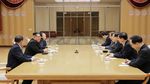 Foto: Momen Bersejarah Kim Jong-Un Temui Pejabat Korsel