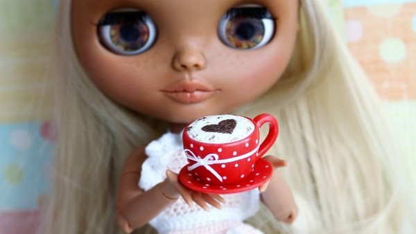 Wouw! 10 Pose Boneka Barbie dengan Miniatur Makanan Ini Bikin Gemas!
