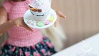 Duh, unicorn lattenya cantik banget. Ukurannya yang kecil pas di tangan barbie yang imut. Gemesin, ya! Foto: Instagram @sweetminidollhouse